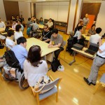 養成講座1回目グループワーク中講師の説明を聴いている様子
