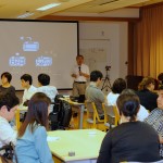 養成講座1回目講師が全体に説明中スクリーンには星と箱